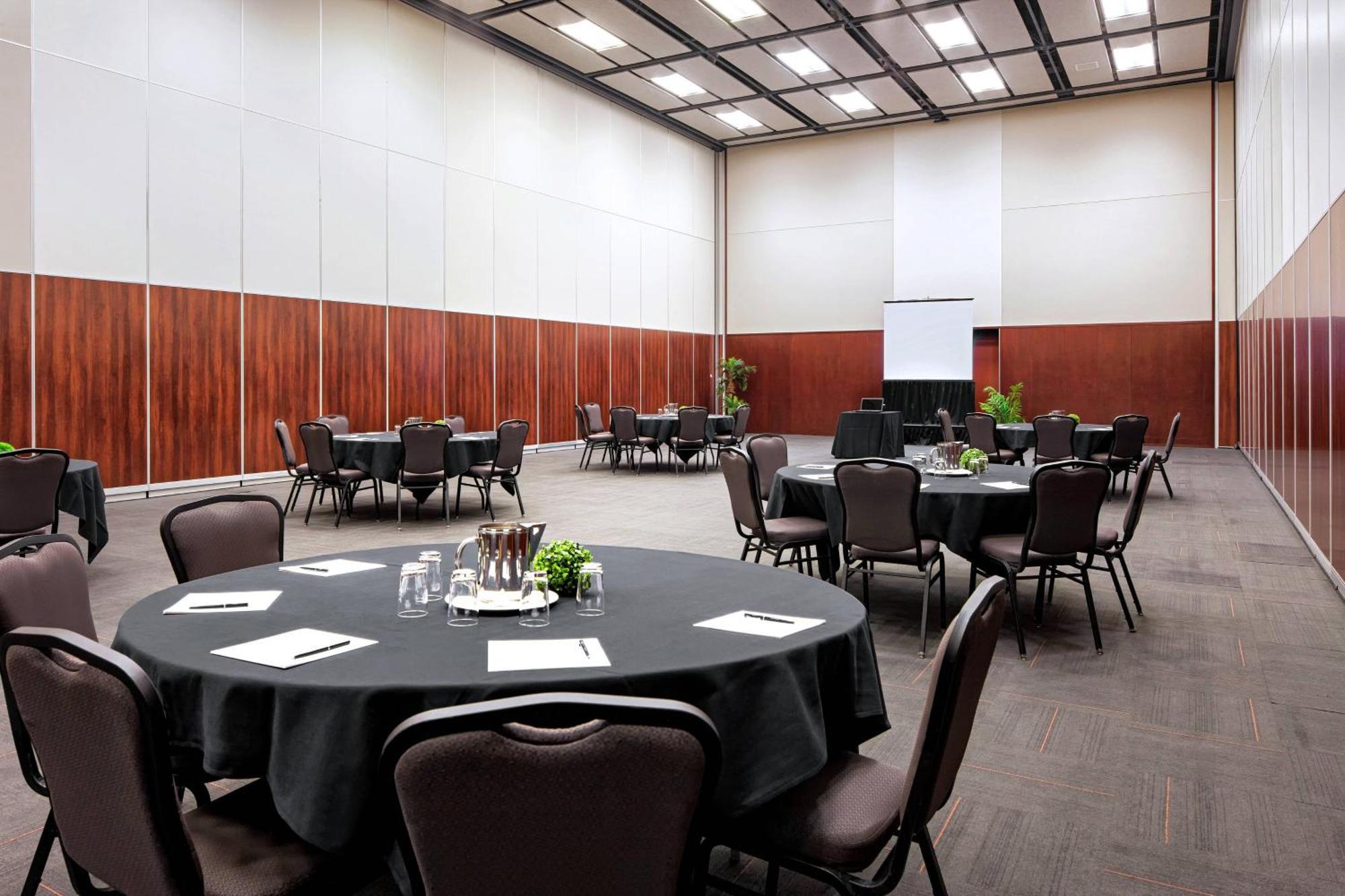 Four Points By Sheraton Levis Convention Centre Bagian luar foto