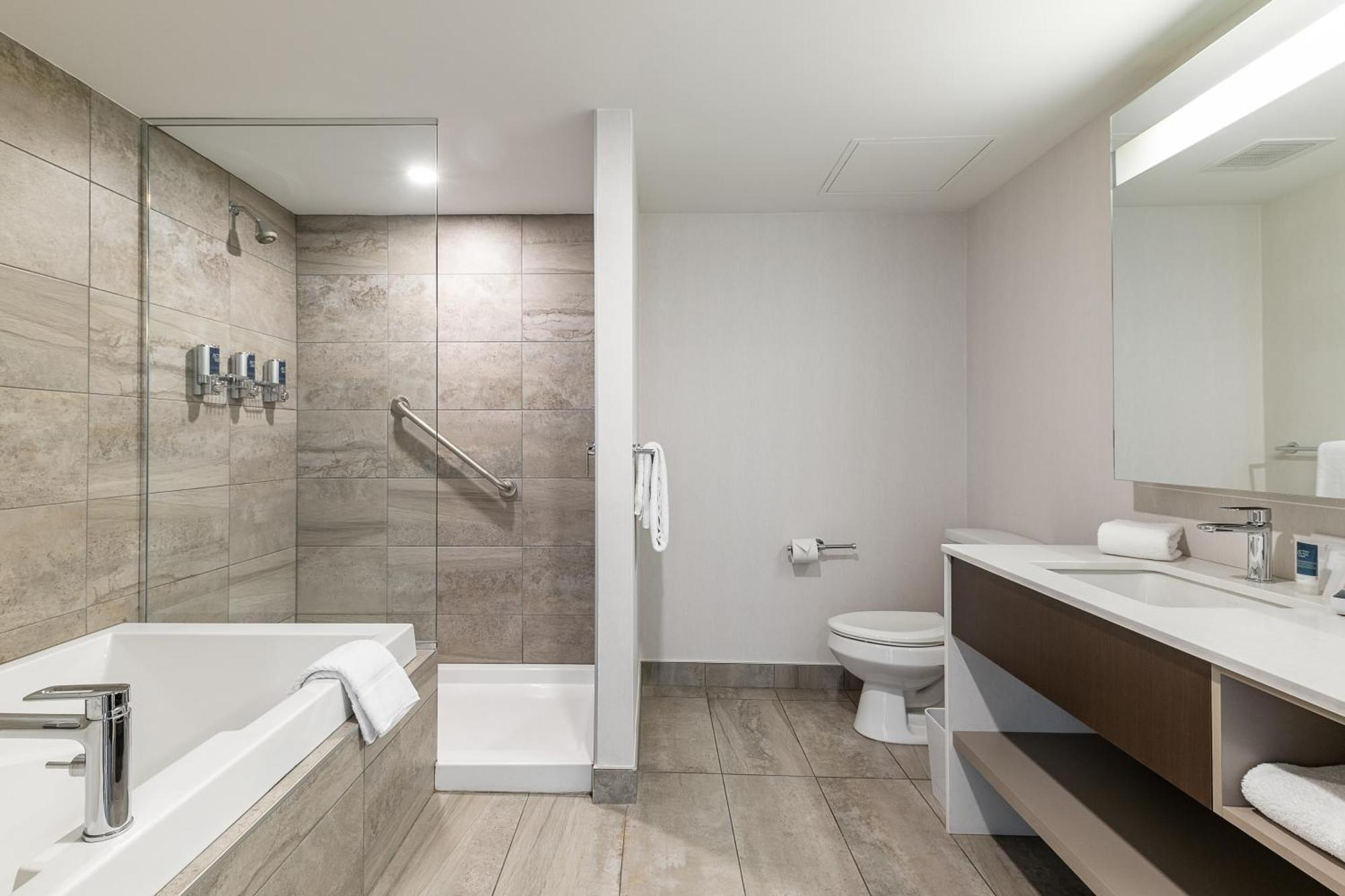 Four Points By Sheraton Levis Convention Centre Bagian luar foto