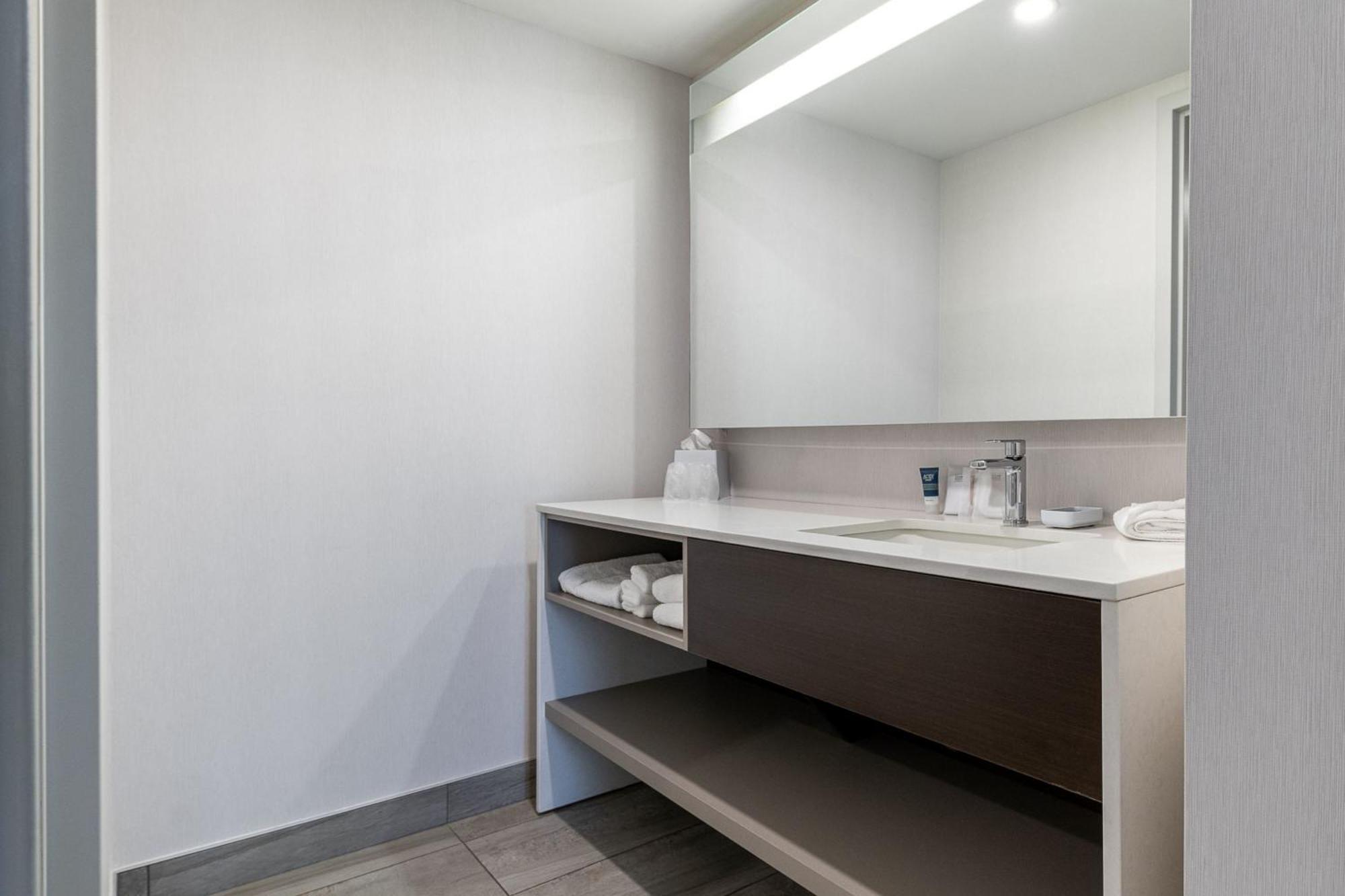 Four Points By Sheraton Levis Convention Centre Bagian luar foto