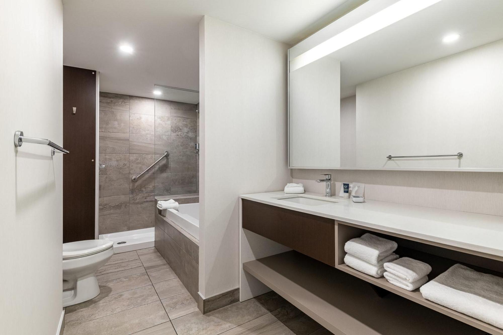 Four Points By Sheraton Levis Convention Centre Bagian luar foto