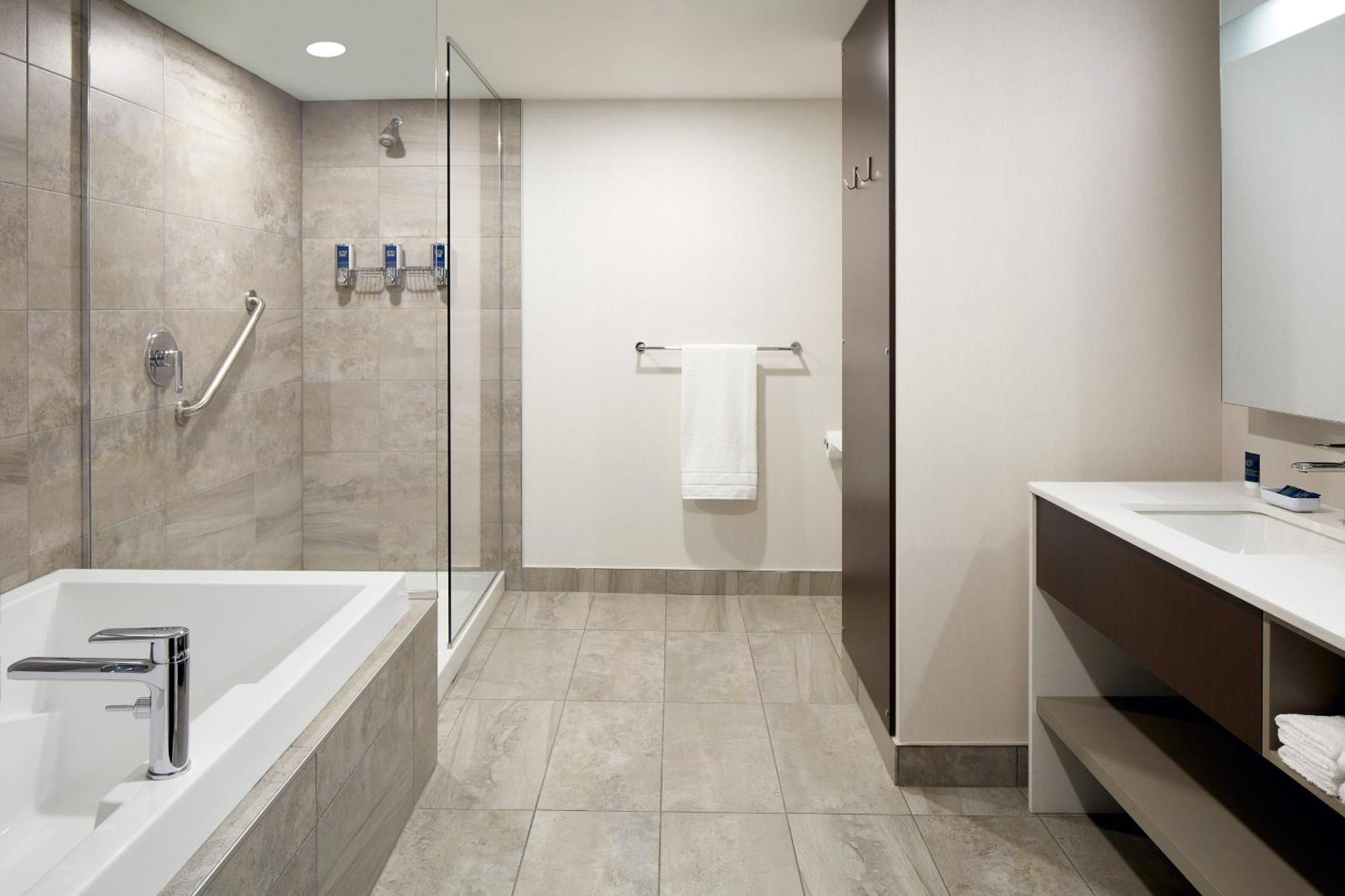 Four Points By Sheraton Levis Convention Centre Bagian luar foto