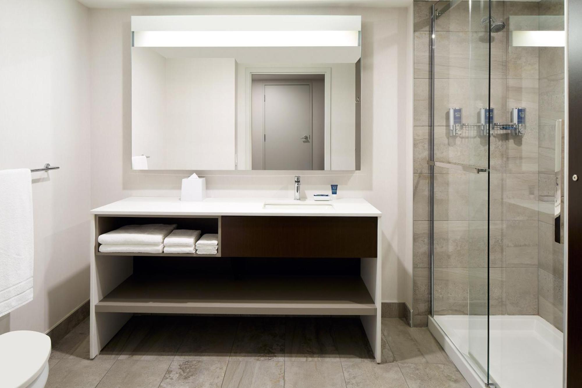 Four Points By Sheraton Levis Convention Centre Bagian luar foto
