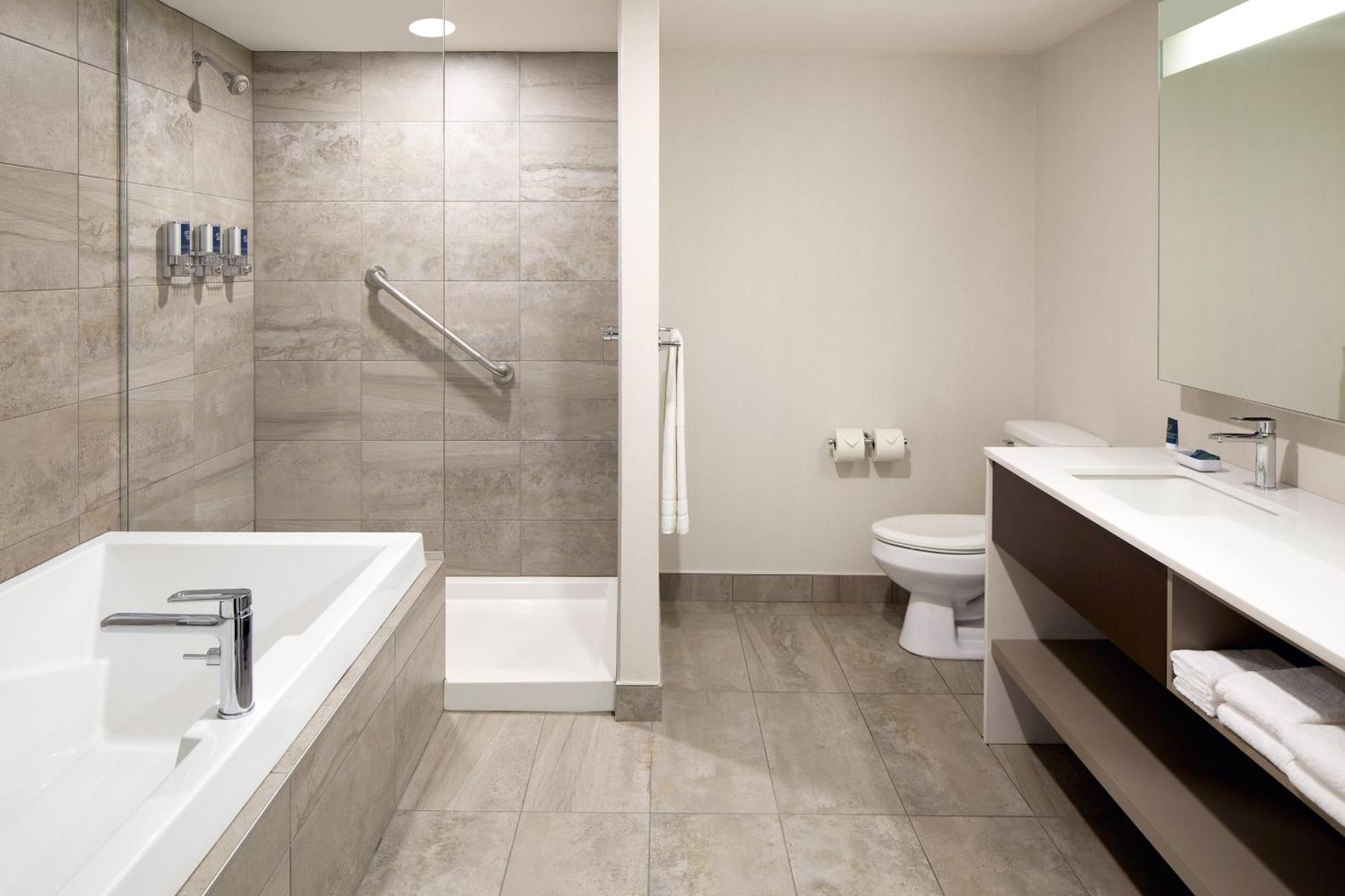 Four Points By Sheraton Levis Convention Centre Bagian luar foto
